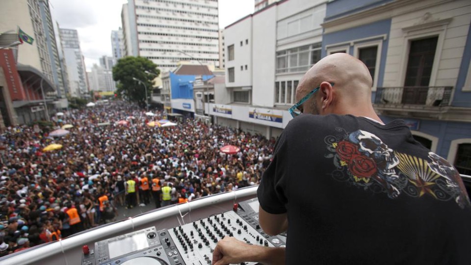 Pré-carnaval eletrônico agita Curitiba no domingo Primeira edição do pré-carnaval eletrônico reuniu 40 mil pessoas no ano passado | Marcelo Andrade/Gazeta do Povo