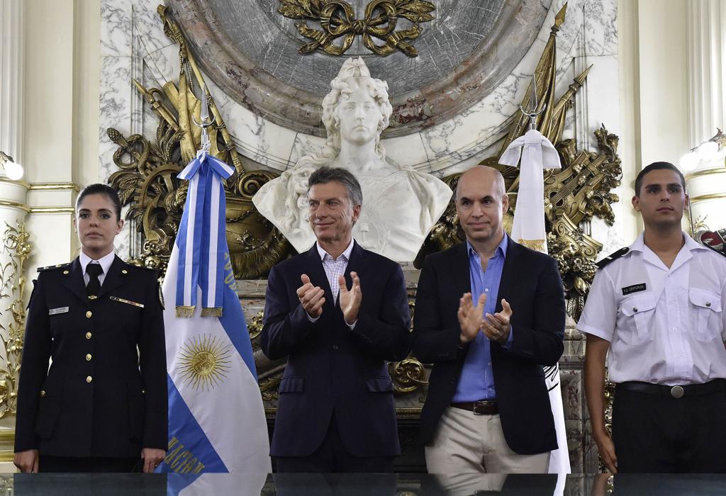 Mais um capítulo na batalha de Macri (segundo à esq.) e Cristina Kirchner: novo presidentente pretende tirar retratos de Néstor Kirchner da Casa Rosada | Casa Rosada/Fotos Públicas