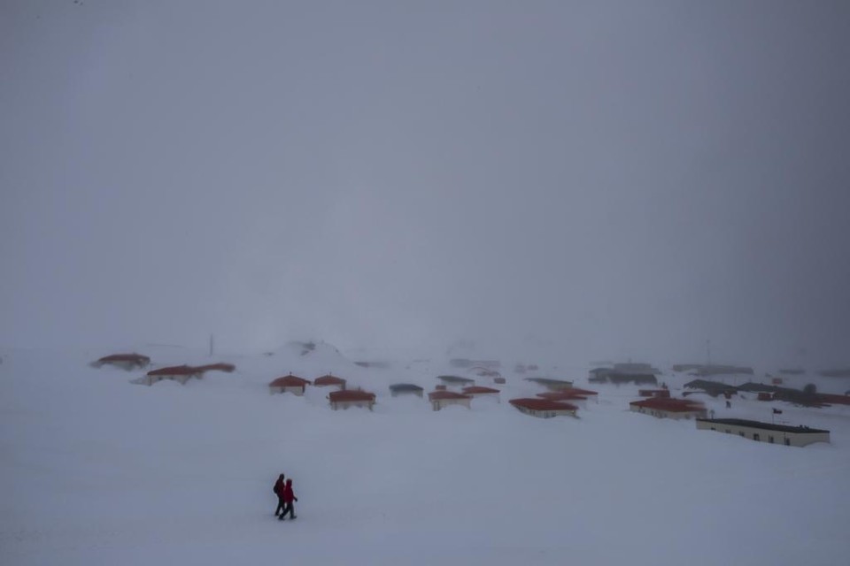 Villa Las Estrellas, na Antártica, vista da base aérea chilena no continente | DANIEL BEREHULAK/NYT