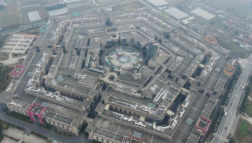 Pentagonal Mart continua praticamente vazio desde sua inauguração, em 2009 | Divulgação