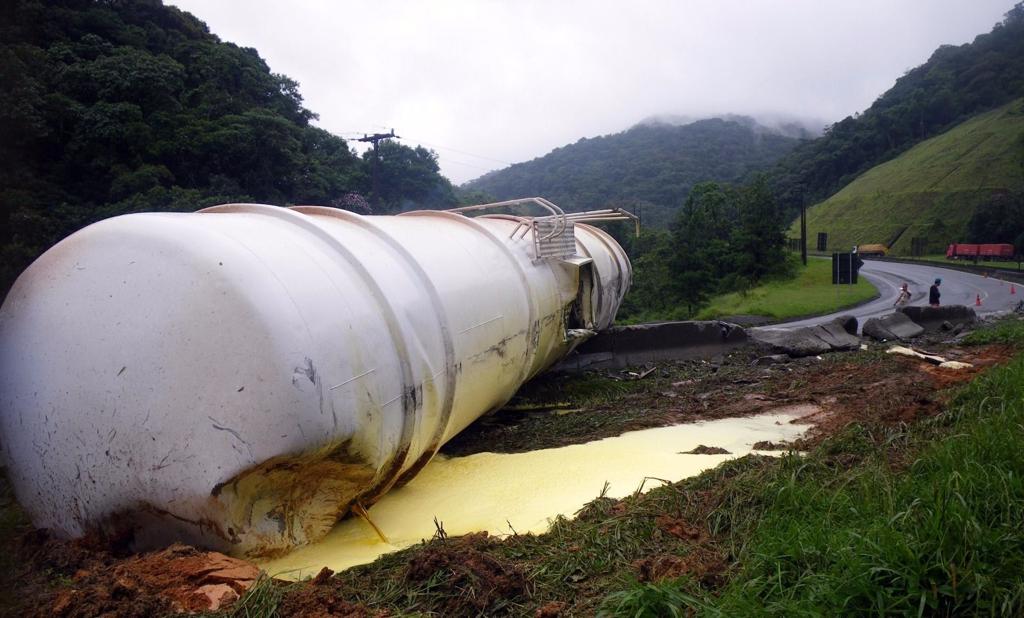 Caminhão carregava 33 toneladas de óleo vegetal | PRF/Divulgação