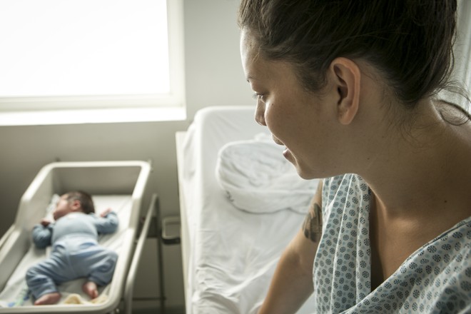 Fernanda Joly e seu bebê, Yago, na Maternidade do Bairro Novo | Marcelo Andrade/Gazeta do Povo