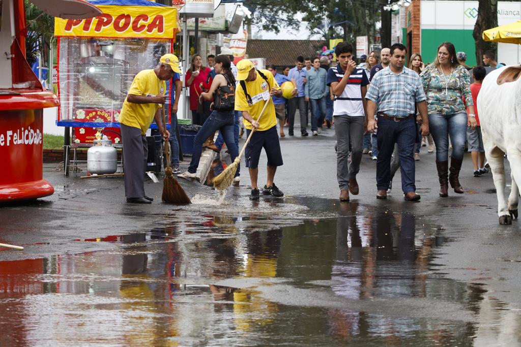Limpeza é uma das áreas que está com vagas abertas para a ExpoLondrina. | ROBERTO CUSTODIO / JORNAL DE LONDRINA
