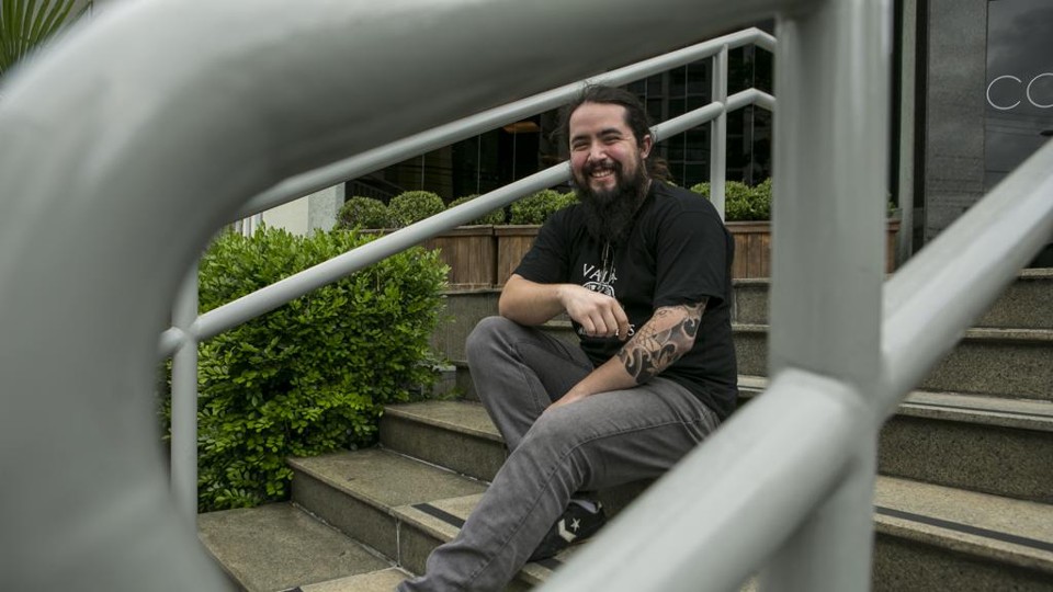 Formado em Letras, Allan Valin trocou a vida de redator pela de revisor e conseguiu se recolocar em menos de um mês. | Marcelo Andrade/Gazeta do Povo