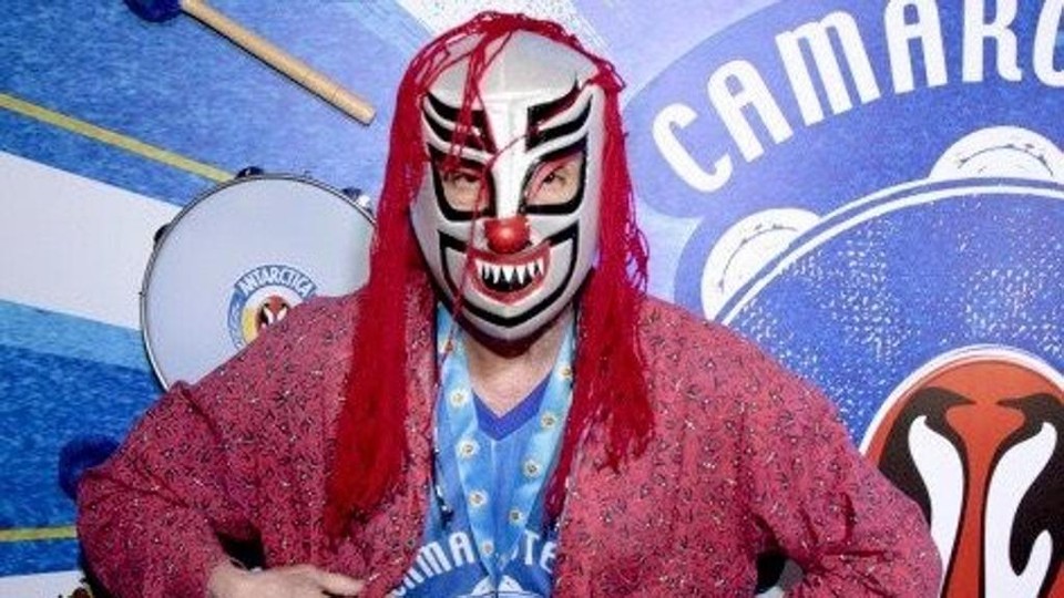 Tim Burton em sua passagem pelo carnaval do Rio de Janeiro | Divulgação/Facebook