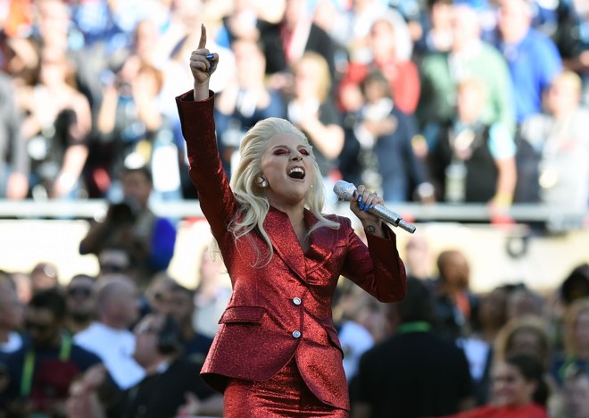 Lady Gaga canta o hino nacional dos Estados Unidos antes do início da partida, que ocorreu entre a noite deste domingo (7) e a madrugada desta segunda(8) -- horário de Brasília --, em Santa Clara (Califórnia) | TIMOTHY A. CLARY/AFP