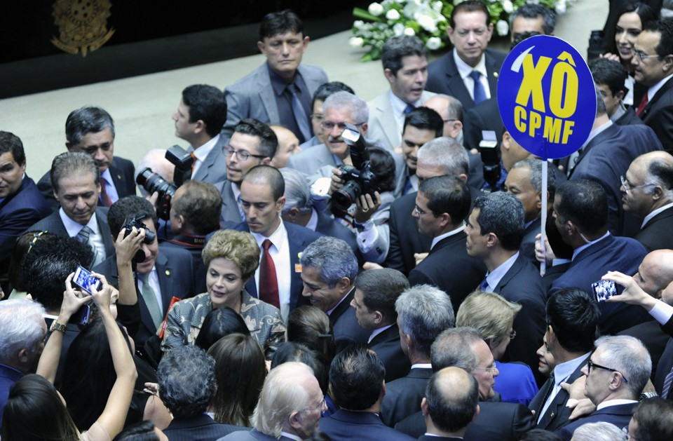 Dilma é envolvida por parlamentares na sessão do Congresso: pressão contra a volta da CPMF. | Lucio Bernardo Jr./ Câmara dos Deputados