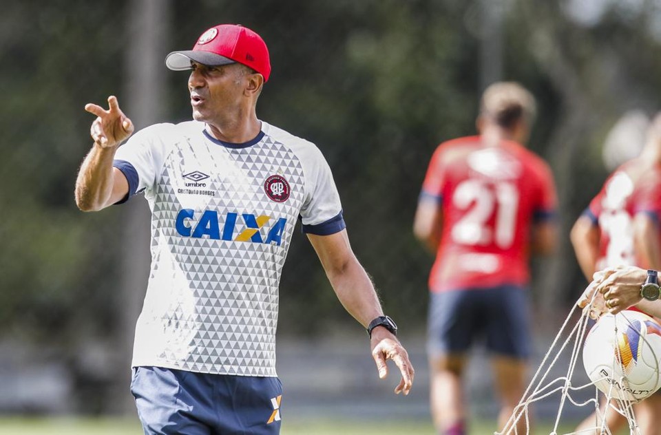 Técnico Cristóvão Borges pede para que jogadores pensem no Cascavel antes da estreia do gramado artificial na Arena. | Daniel Castellano/Gazeta do Povo