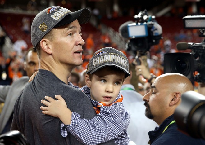 Espécie de “camisa 10” do time, Peyton Manning , do Denver Broncos, comemora o título junto ao filho | Patrick Smith/AFP