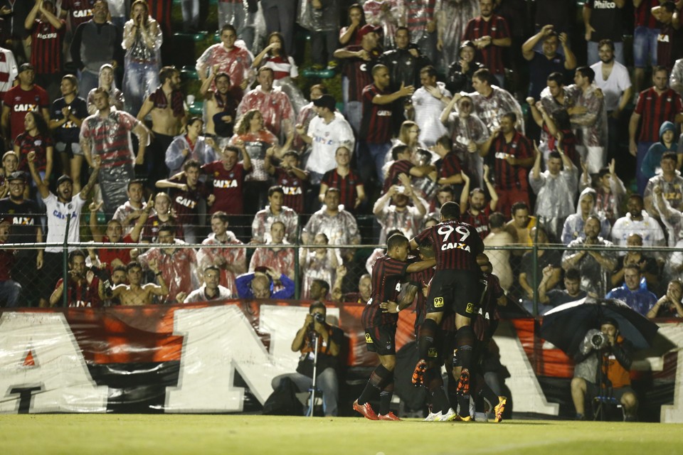 Jogadores do Atlético comemoram o gol da vitória sobre o Maringá | Hugo Harada/Gazeta do Povo