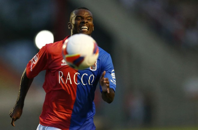 Lateral Fernandes puxa contra-ataque do Paraná contra o J.Malucelli. | Hugo Harada/Gazeta do Povo