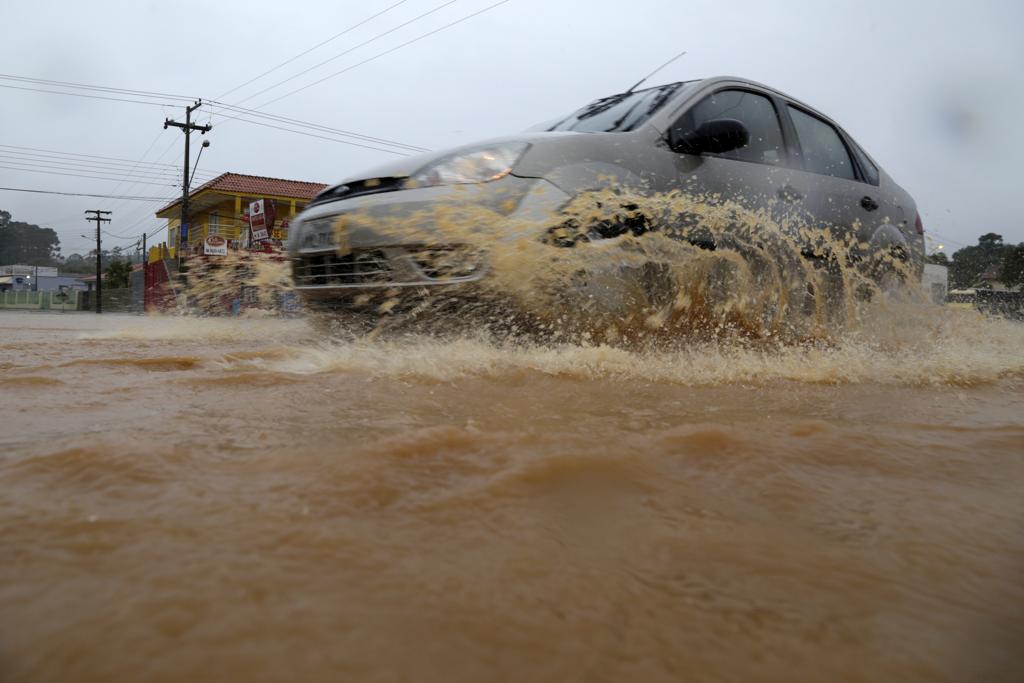 Chuva concentrada aumenta risco de alagamentos. | Aliocha Maurício/Tribuna do Paraná