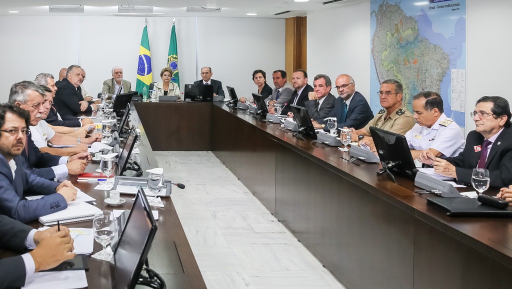 Dilma, em reunião com os ministros para discutir as epidemias de dengue e zika