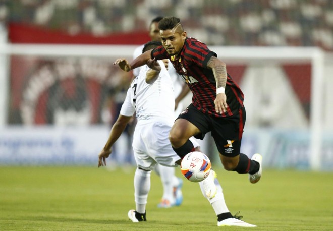 Lateral-esquerdo Roberto tenta passar pelo jogador do Maringá | Hugo Harada/Gazeta do Povo
