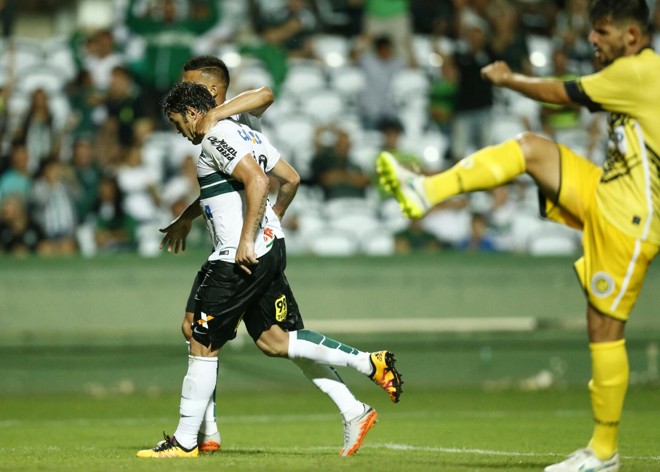 Dudu e Kléber correm abraçados para agradecer o apoio da torcida. Depois do gol do prata da casa, o Gladiador – no único gol com bola rolando – garantiu a goleada para o Coxa: 4 a 0. | Hugo Harada/Gazeta do Povo