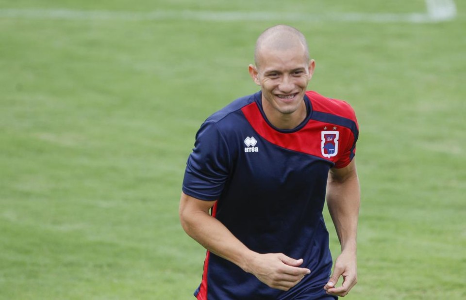 Para o técnico Claudinei Oliveira, Nei é um exemplo para os jogadores mais novos do Paraná. | Daniel Castellano/Gazeta do Povo