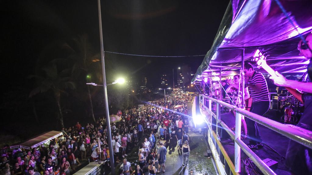 Trio elétrico passou por Caiobá no domingo. | Daniel Castellano/Gazeta do Povo