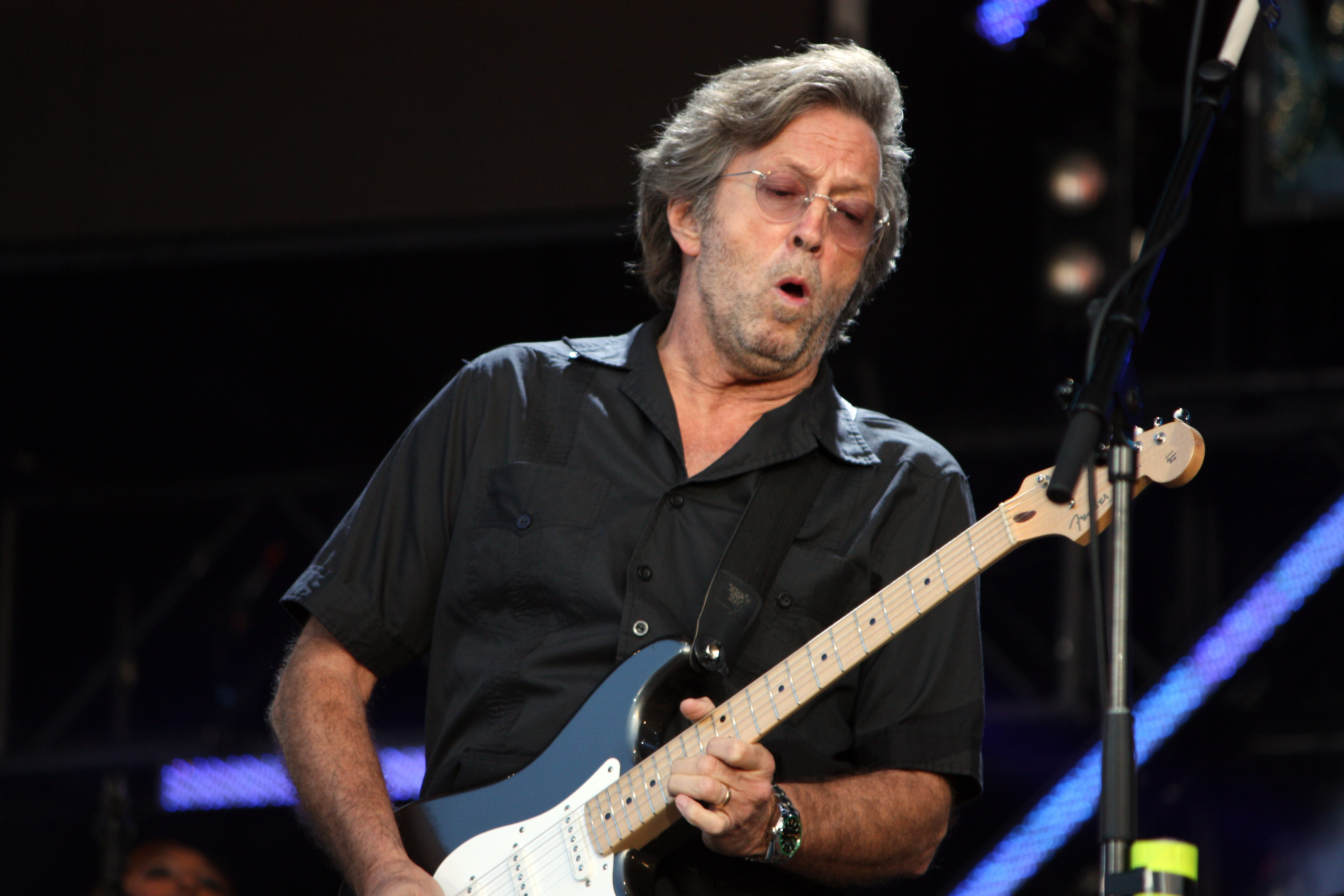 Eric Clapton em 2008, durante show em Londres. | Wikimedia Commons