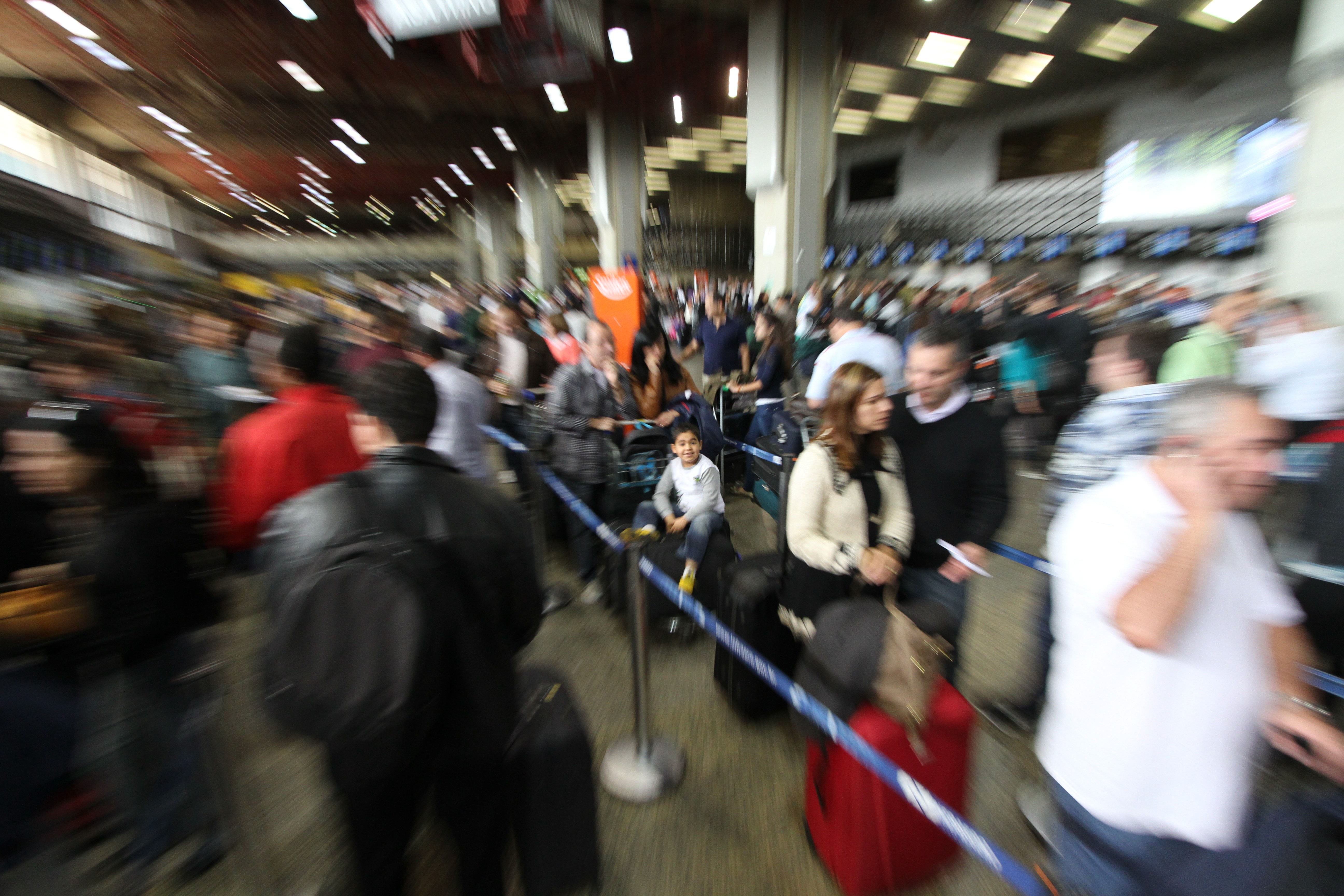 Os vírus da zika e da febre chikungunya, que hoje preocupam o país, foram trazidos para cá por turistas de fora. | Daniel Castellano/Arquivo
/Gazeta do Povo