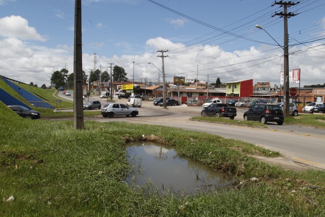 Moradores reclamam do “legado” da obra da marginal da BR-277. Segundo a vizinhança, abandono da intervenção criou o “piscinão da dengue” | Aniele Nascimento/Gazeta do Povo