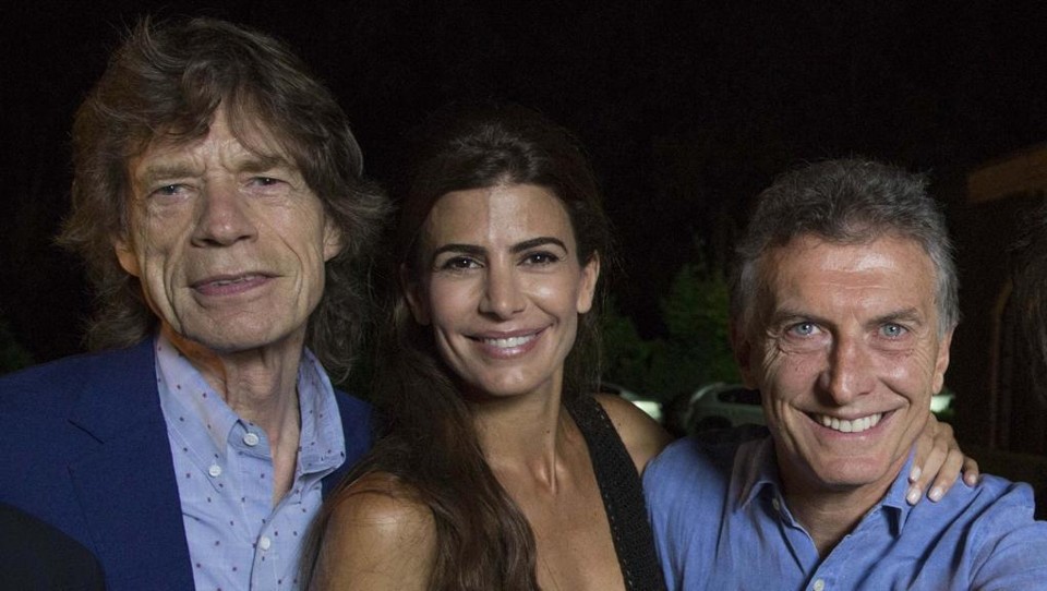 Mick Jagger com o presidente argentino, Mauricio Macri, e a primeira dama Juliana Awada | AFP