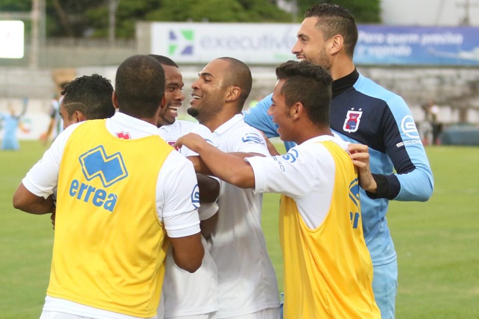 Lúcio Flávio, no centro, marcou mais um gol pelo Paraná. | João Paulo Santos/Artpress