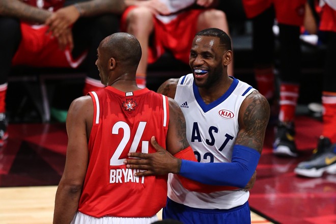 Encontro de gênios: Kobe Bryant e LeBron James. | Vaughn Ridley/AFP