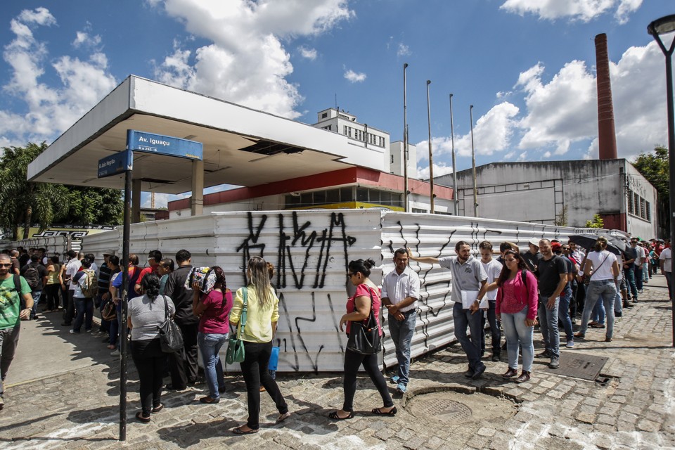 Fila por emprego, em Curitiba: queda na renda familiar e aumento do custo de vida explicam procura maior por um trabalho. | Daniel Castellano/Gazeta do Povo