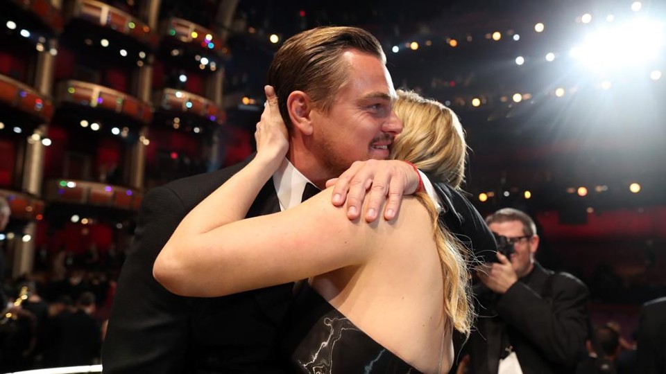 DiCaprio abraça Kate Winslet antes  de subir ao palco para receber o Oscar de melhor ator. | Christopher Polk/AFP