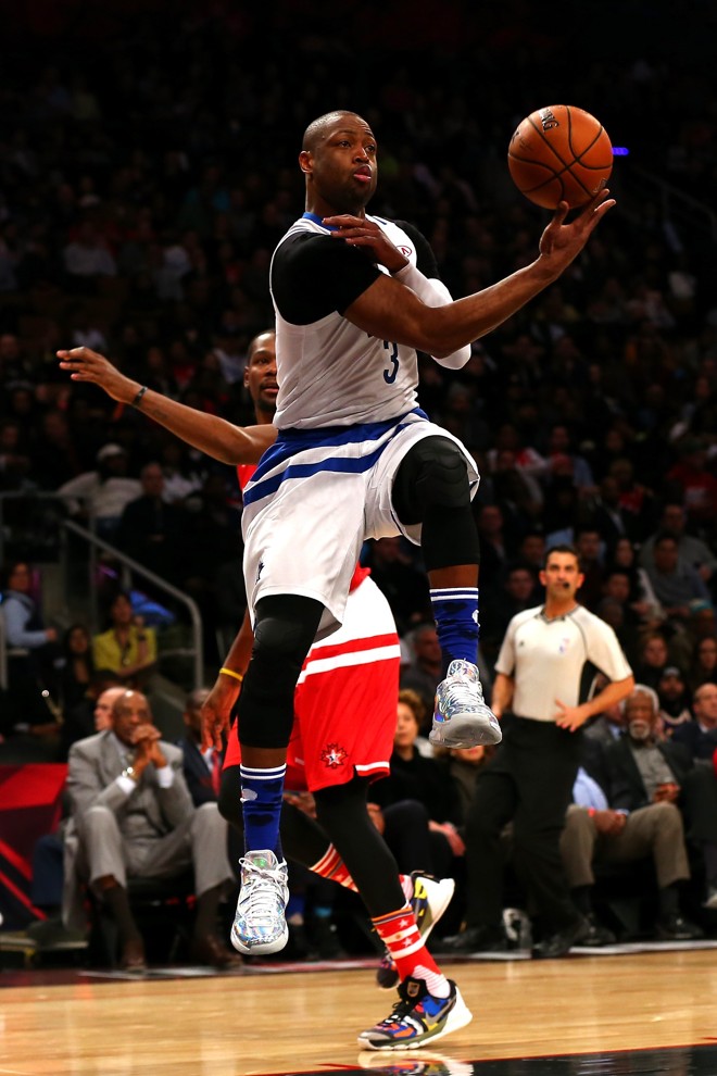 Dwyane Wide sobe para a cesta pela equipe do Leste no All-Star Game. | ELSA/AFP