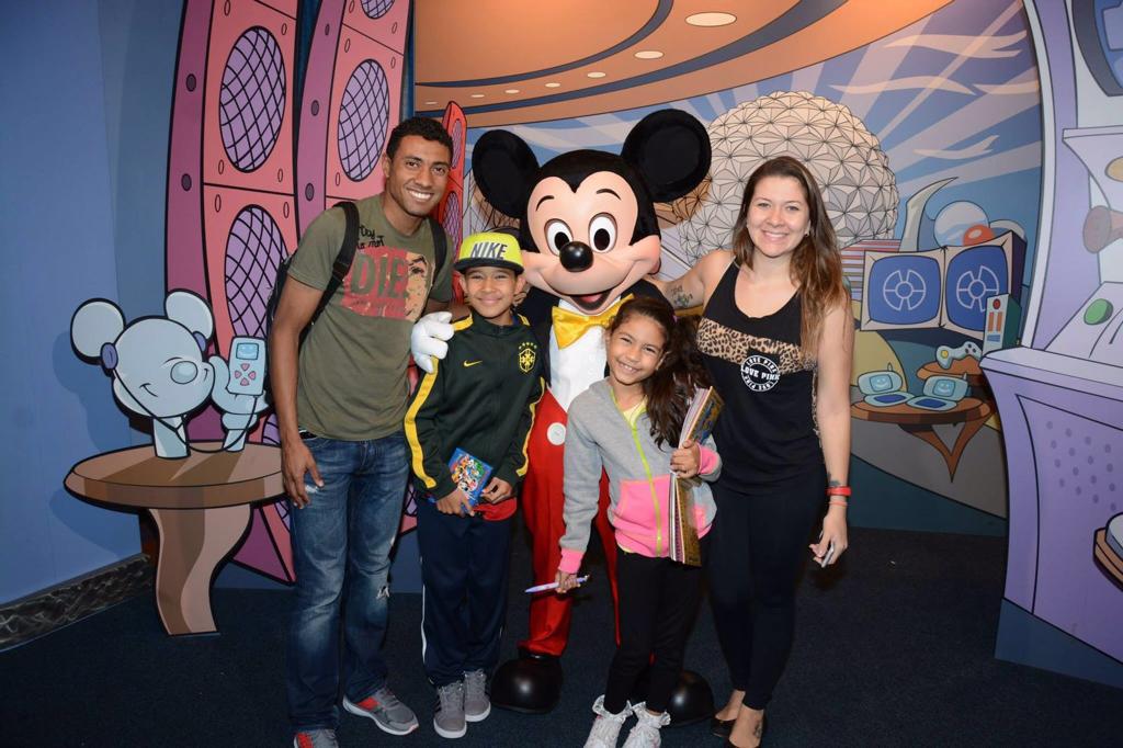 Kléberson, Klebinho, Daphne e Dayane abraçam o Mickey: estilo americano conquista paranaense de Uraí. | Arquivo pessoal/Divulgação