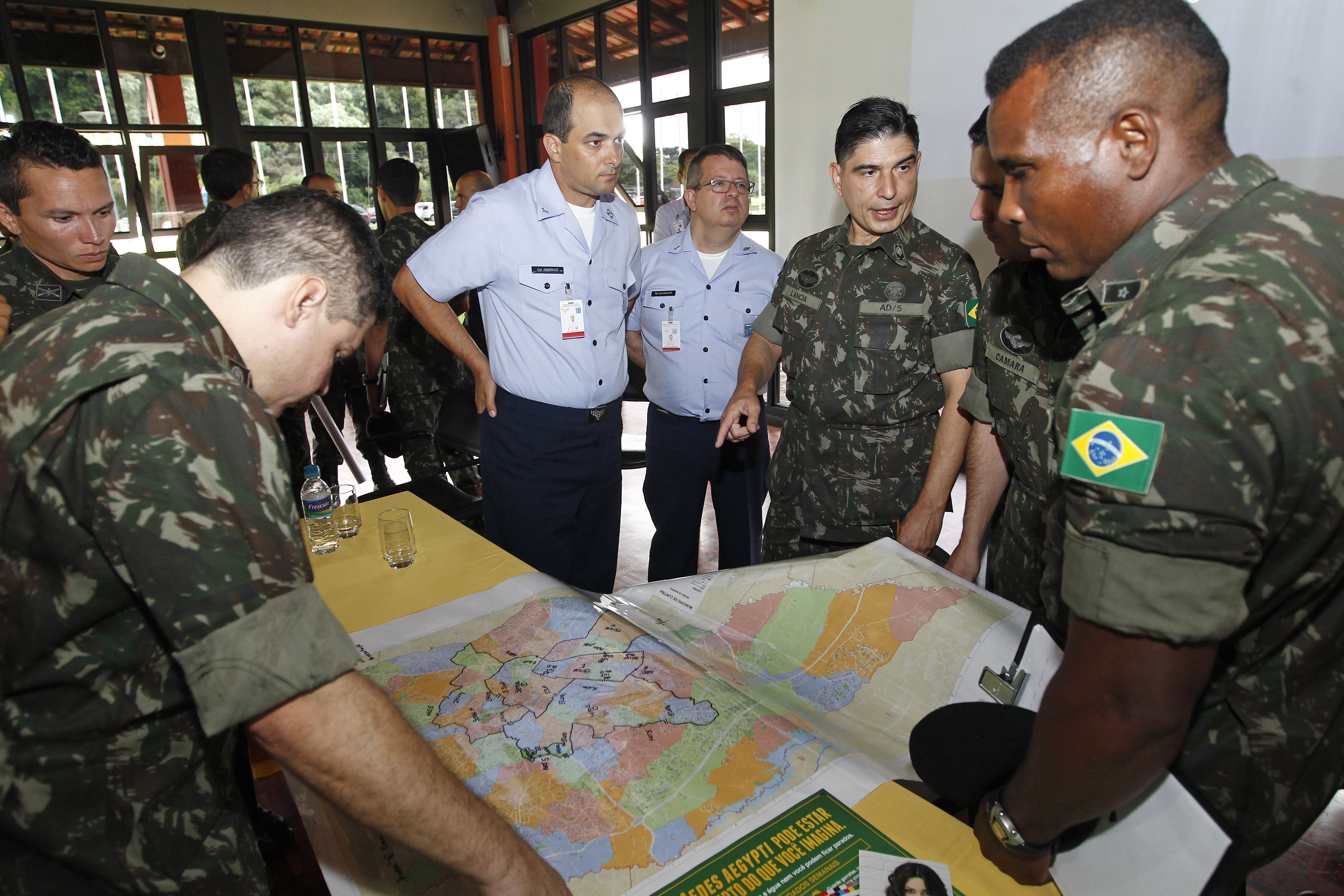 Em Curitiba, Exército e Aeronáutica atuaram em conjunto a uma sala de comando que reuniu vários órgãos municipais. | Antônio More/Gazeta do Povo