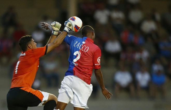 Dick divide a bola com o goleiro do J.Malucelli, Fabricio. | Hugo HaradaGazeta do Povo