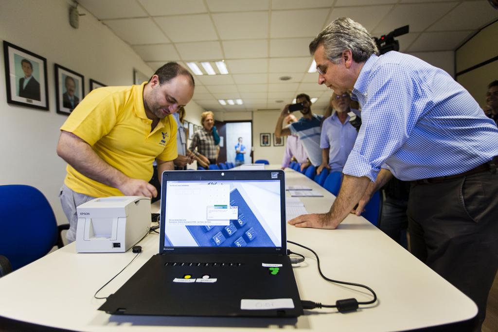 Andrea Matarazzo vota na prévia tucana para a prefeitura de São Paulo. | Adriano Vizoni/Folhapress