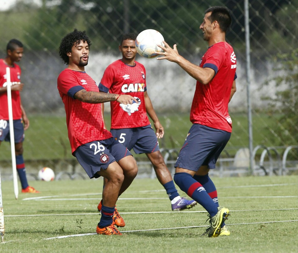 Otávio divide bola com Vilches no treino do Atlético nesta sexta-feira, no CT do Caju. | Aniele Nascimento/Gazeta do Povo