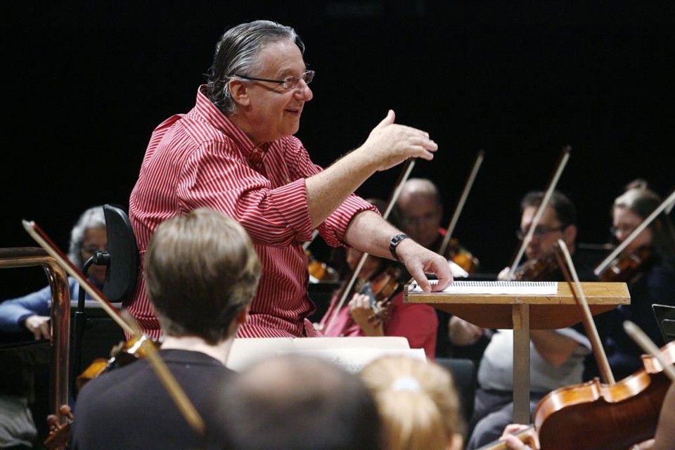 John Neschling durante apresentação no Guaíra, em 2011 | Felipe Rosa/Gazeta do Povo