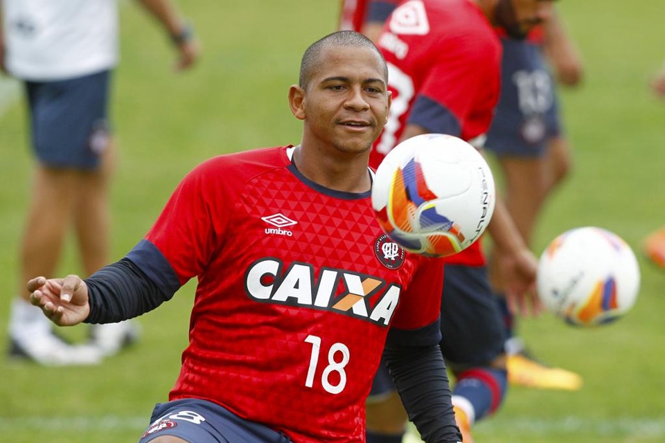 Em fase final de preparação física, Walter ainda aguarda documentação para poder jogar pelo Furacão. | Antônio More/Gazeta do Povo