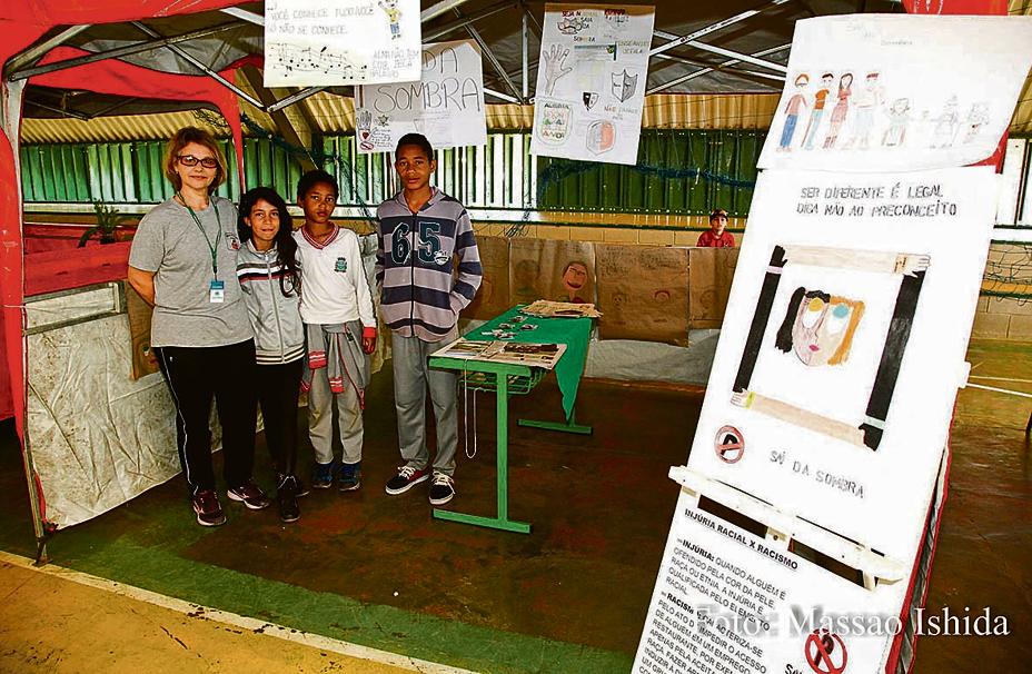 Na feira do conhecimento, alunos falaram para família e comunidade sobre combate ao preconceito. | Massao Hishida