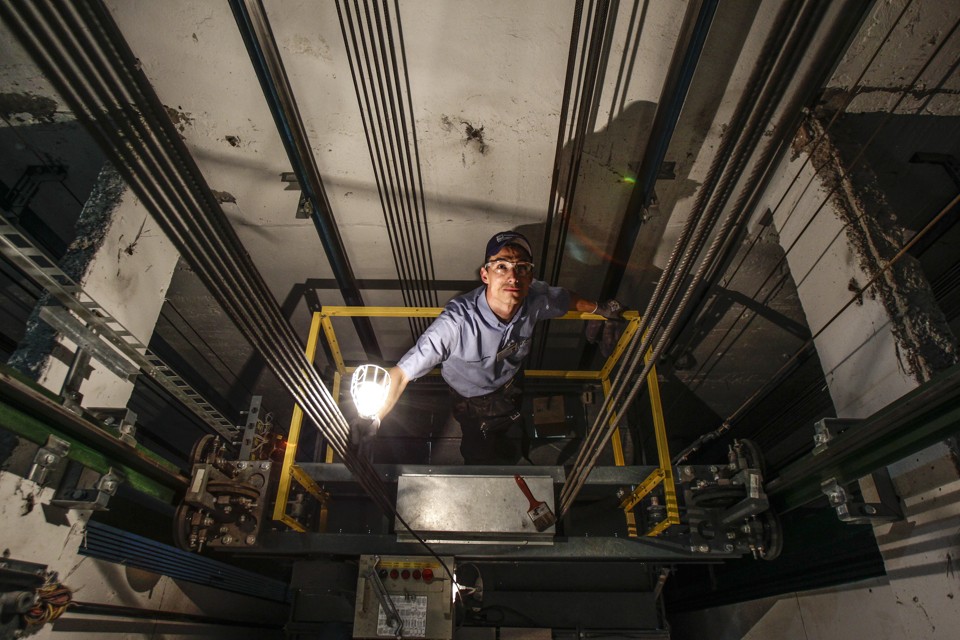 Elevadores exigem manutenção mensal. | Daniel Castellano/Gazeta do Povo