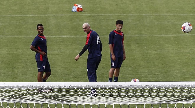 Goleiro Marcos (ao centro) garante que não há clima de empolgação no Tricolor. | Jonathan campos/Gazeta do Povo