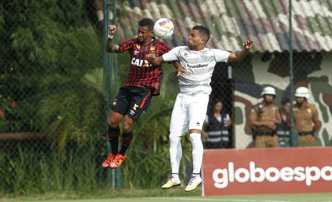 Jogo no Ecoestádio foi de muita marcação e poucas chances de gol. | Antonio More/Gazeta do Povo