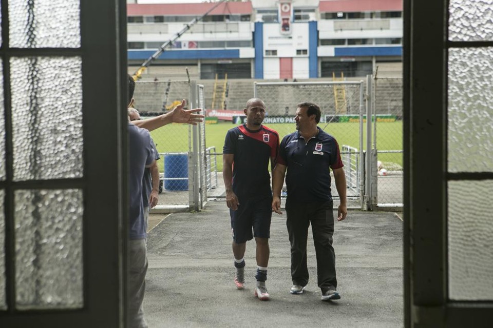 Lúcio Flávio deixa treino do Paraná na Vila: artilheiro tem apoio dos companheiros para renovar. | Marcelo Andrade/Gazeta do Povo