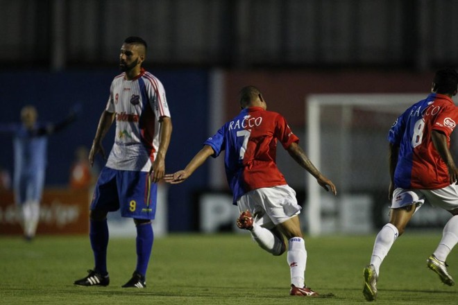 Na pressão, o Tricolor empatou com Anderson Uchôa. | Jonathan Campos Gazeta do Povo