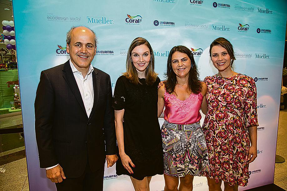 O prefeito Gustavo Fruet e a presidente da FAS, Márcia Fruet (à dir.), com a analista de marketing do Shopping Mueller, Juliana Grapiuna (de preto), e Maristela Grutzmacher, das Tintas Coral, na abertura da exposição fotográfica da segunda edição do Projeto Mueller Ecodesign Social, na noite de terça-feira. | Kelly Knevels