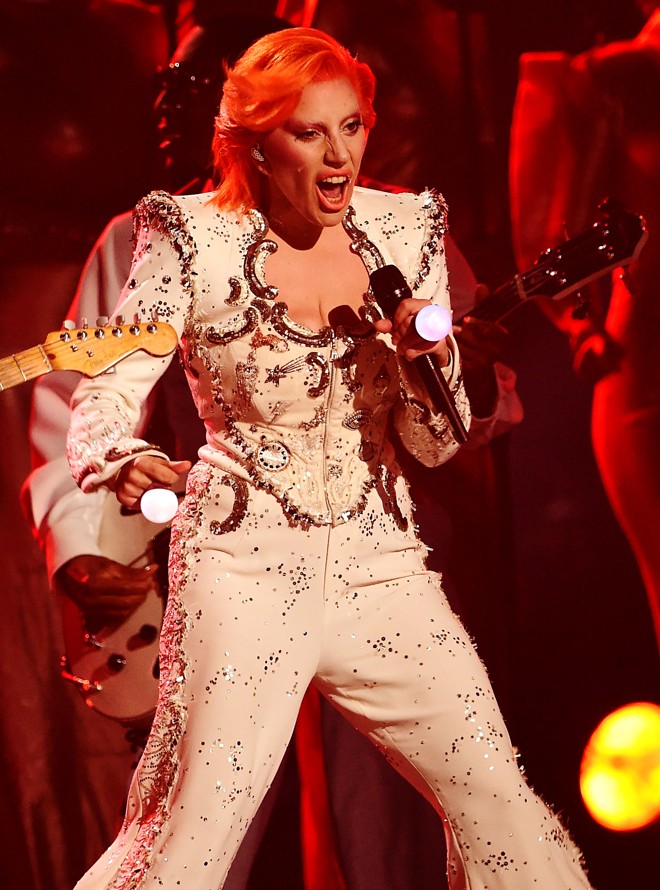 Lady Gaga homenageia David Bowie. | Robyn Beck/AFP