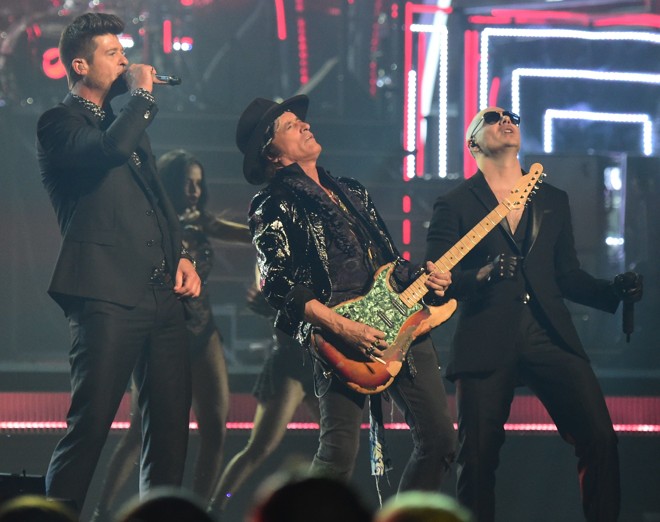 Robin Thicke, Joe Perry e Pitbull. | Robyn Beck/AFP