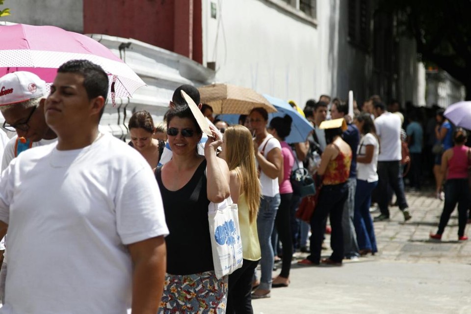 Fila se estendia por vários quarteirões na Rua Getúlio Vargas, no início da tarde | Daniel Castellano/Gazeta do Povo