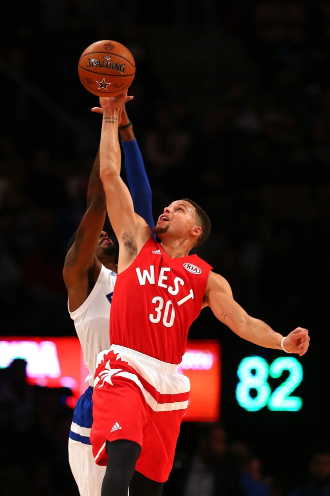 Stephen Curry briga pela bola com Paul George no All-Star Game. | ELSA/AFP