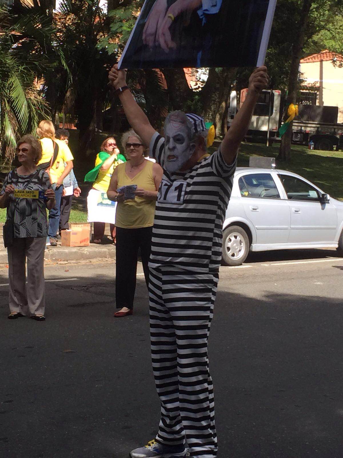 Manifestante com máscara de Lula vestido de presidiário | Divulgação