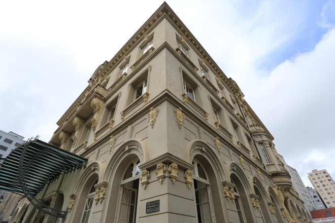 Há quem olhe para o Paço da Liberdade e veja nele uma igreja. | Ivonaldo Alexandre/Gazeta do Povo